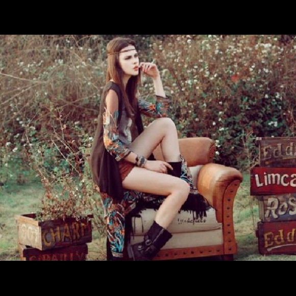 Beautiful Embroidered Tassel Kimono - Picture 7 of 8